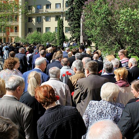 Торжественное возложение цветов в преддверии Дня Победы